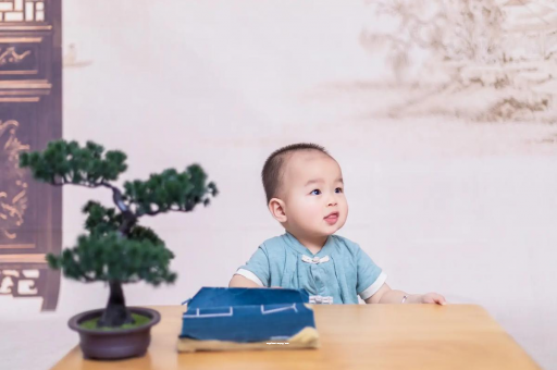 玉溪怀孕肚子中间凹两边凸